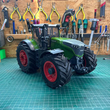 Carregar imagem no visualizador da galeria, Trator Fendt 1050 Vario RC + Brinde Carreta Basculante - QUEIMA DE ESTOQUE
