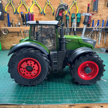 Carregar imagem no visualizador da galeria, Trator Fendt 1050 Vario RC + Brinde Carreta Basculante - QUEIMA DE ESTOQUE
