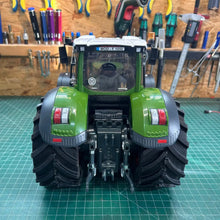 Carregar imagem no visualizador da galeria, Trator Fendt 1050 Vario RC + Brinde Carreta Basculante - QUEIMA DE ESTOQUE
