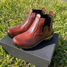 Carregar imagem no visualizador da galeria, Kit Bota Masculina Adventure em Couro Legítimo e Palmilha Ortopédica +BRINDES: Chapéu, Cinto, Carteira e Copo

