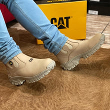Carregar imagem no visualizador da galeria, Kit Bota Masculina Adventure em Couro Legítimo e Palmilha Ortopédica +BRINDES: Chapéu, Cinto, Carteira e Copo
