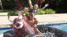 Carregar imagem no visualizador da galeria, Touro Inflável Gigante - Desafio Aquático na Piscina Diversão da Familia
