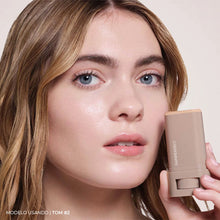 Carregar imagem no visualizador da galeria, SkinPerfect - Base Sérum em Bastão Que Uniformiza, Hidrata e Cobre Imperfeições De Forma Natural
