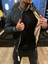 Carregar imagem no visualizador da galeria, Kit 4 Calças Masculina em Sarja + 2 Jaquetas Premium Reversível Bege/Preta. Brinde Carteira + Relógio Exclusivo até Dia dos Pais
